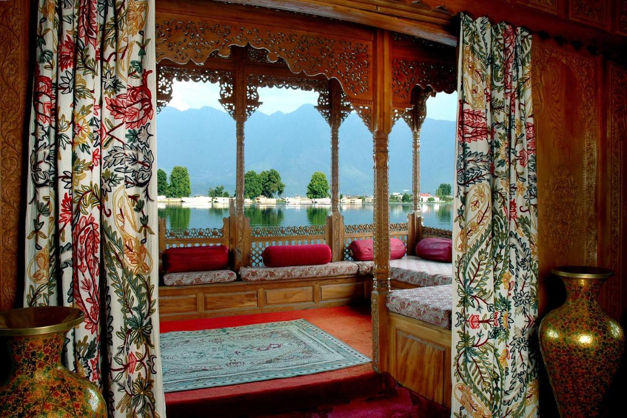 Welcomheritage Gurkha Houseboats Srinagar  Exterior photo