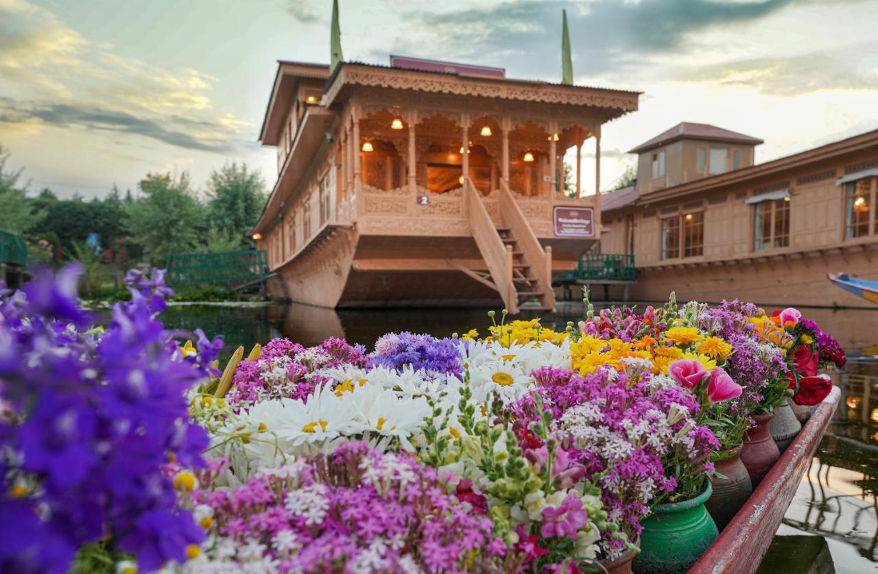 Welcomheritage Gurkha Houseboats Srinagar  Exterior photo