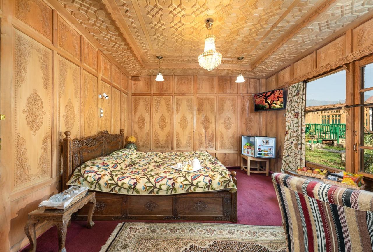 Welcomheritage Gurkha Houseboats Srinagar  Exterior photo