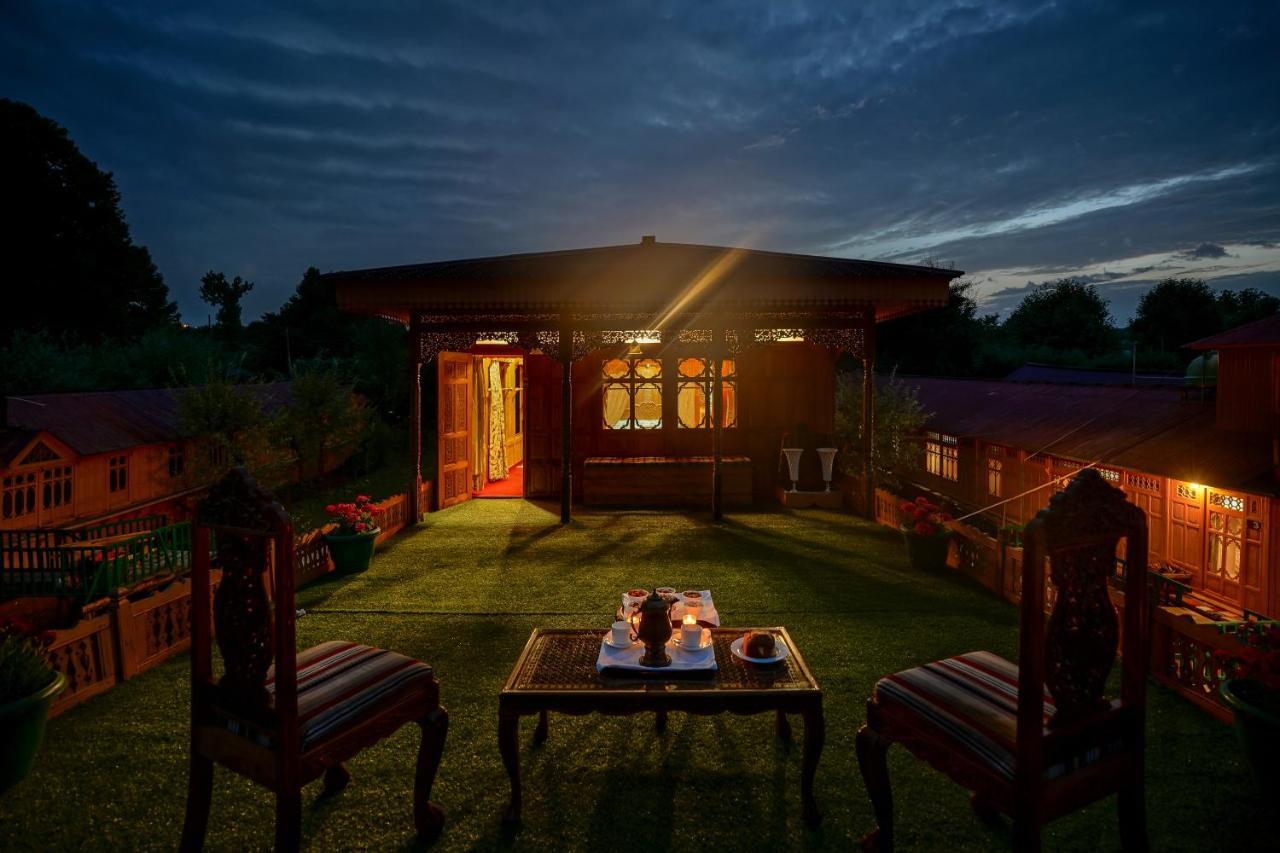 Welcomheritage Gurkha Houseboats Srinagar  Exterior photo