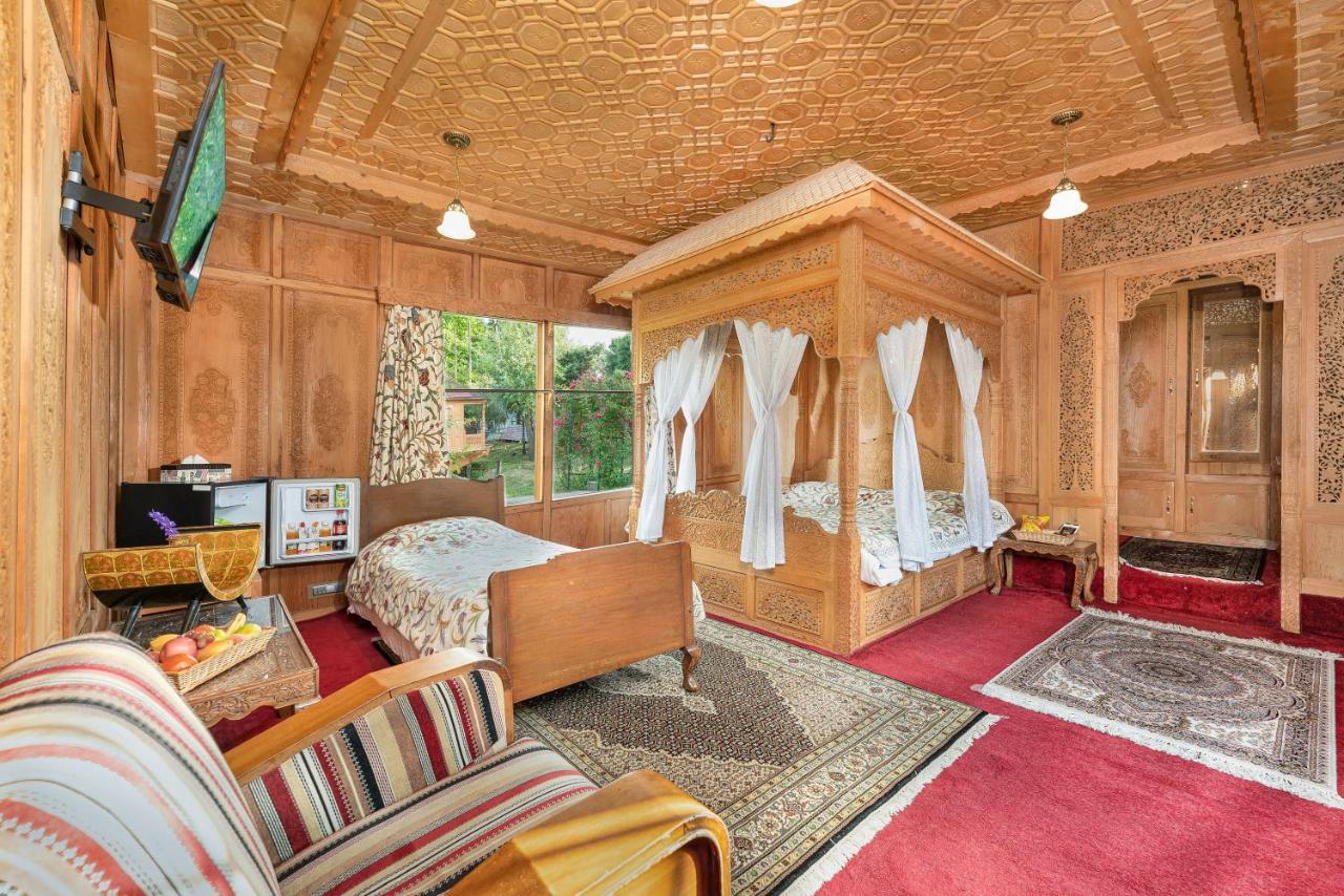 Welcomheritage Gurkha Houseboats Srinagar  Exterior photo
