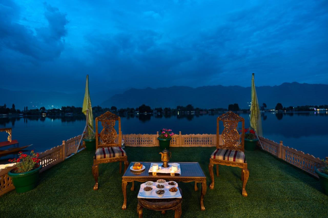 Welcomheritage Gurkha Houseboats Srinagar  Exterior photo
