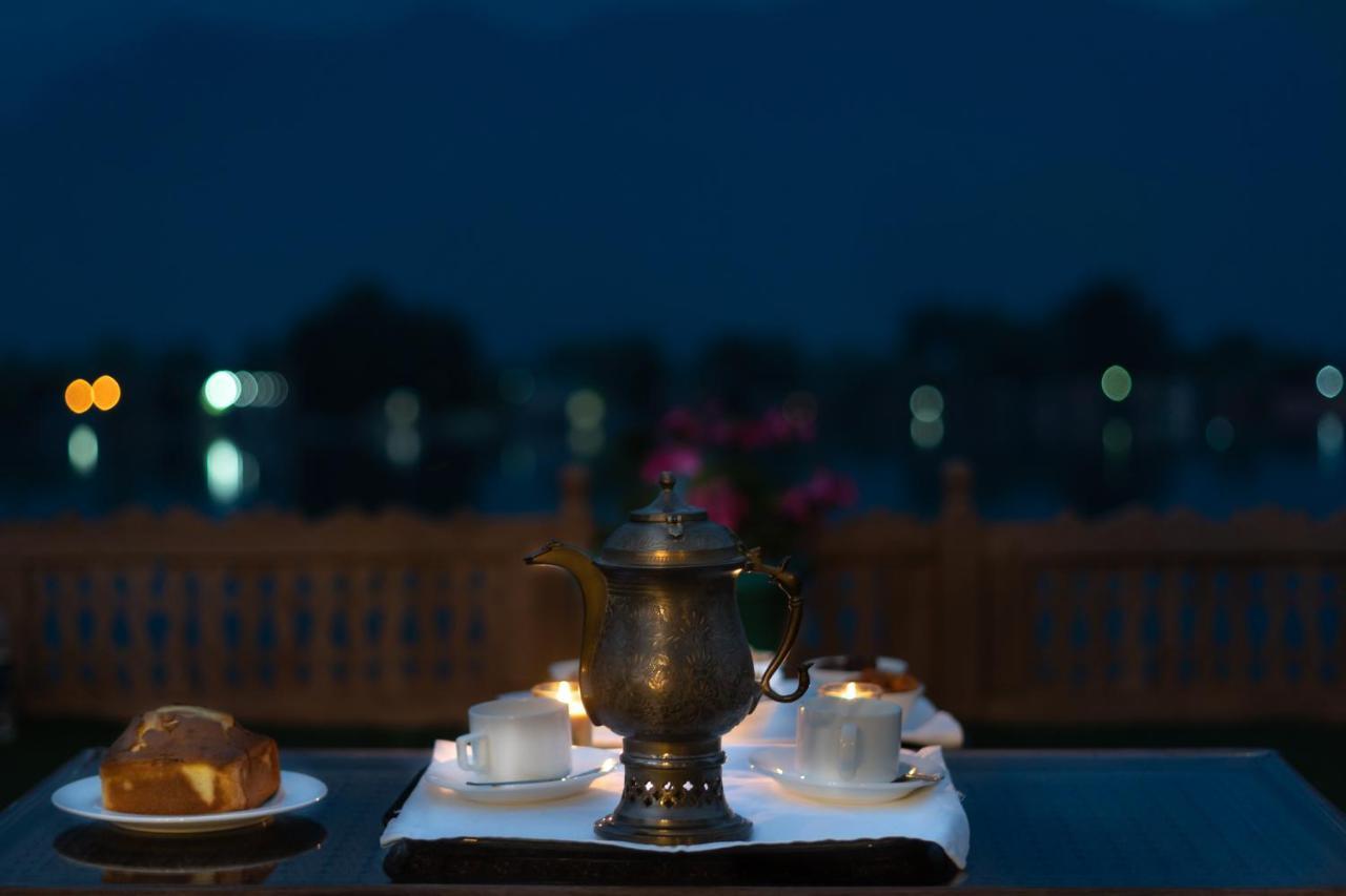 Welcomheritage Gurkha Houseboats Srinagar  Exterior photo