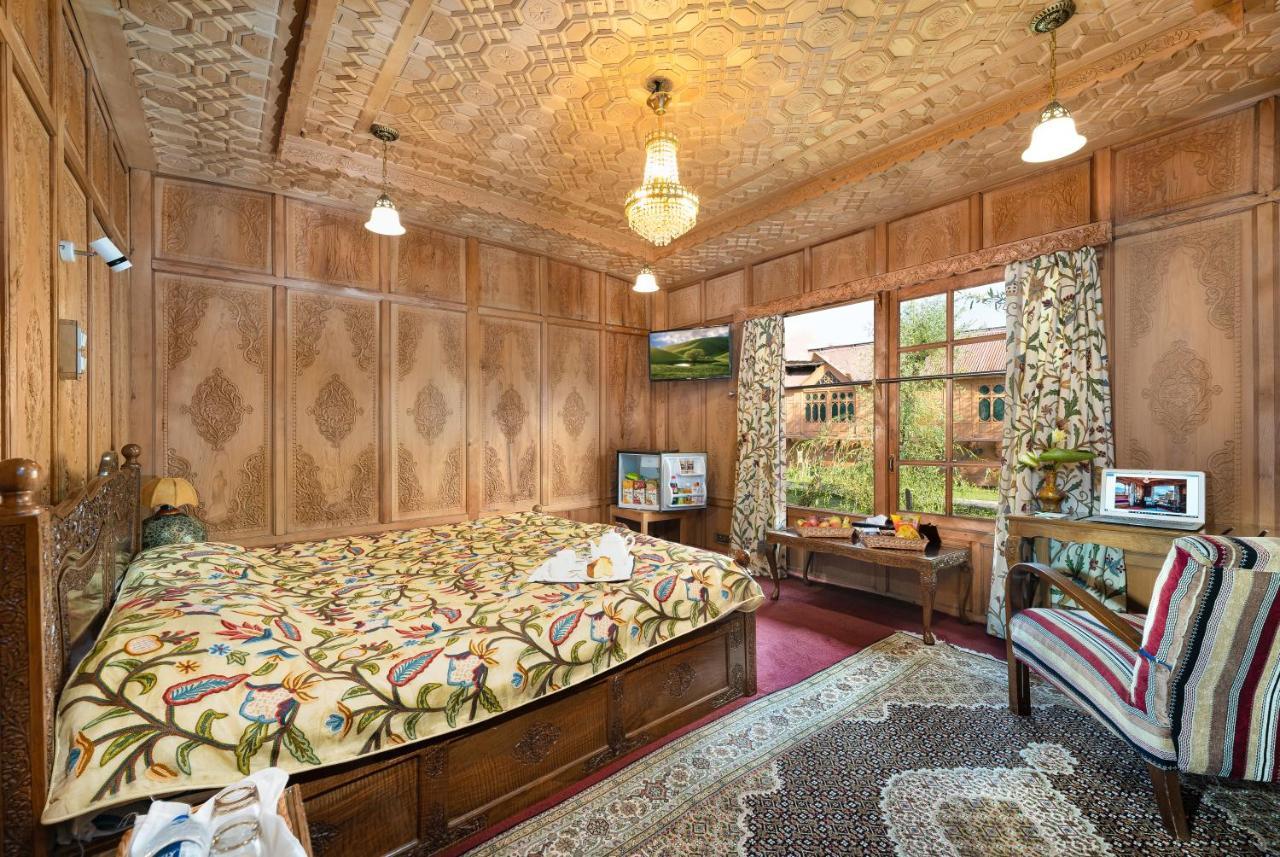 Welcomheritage Gurkha Houseboats Srinagar  Exterior photo
