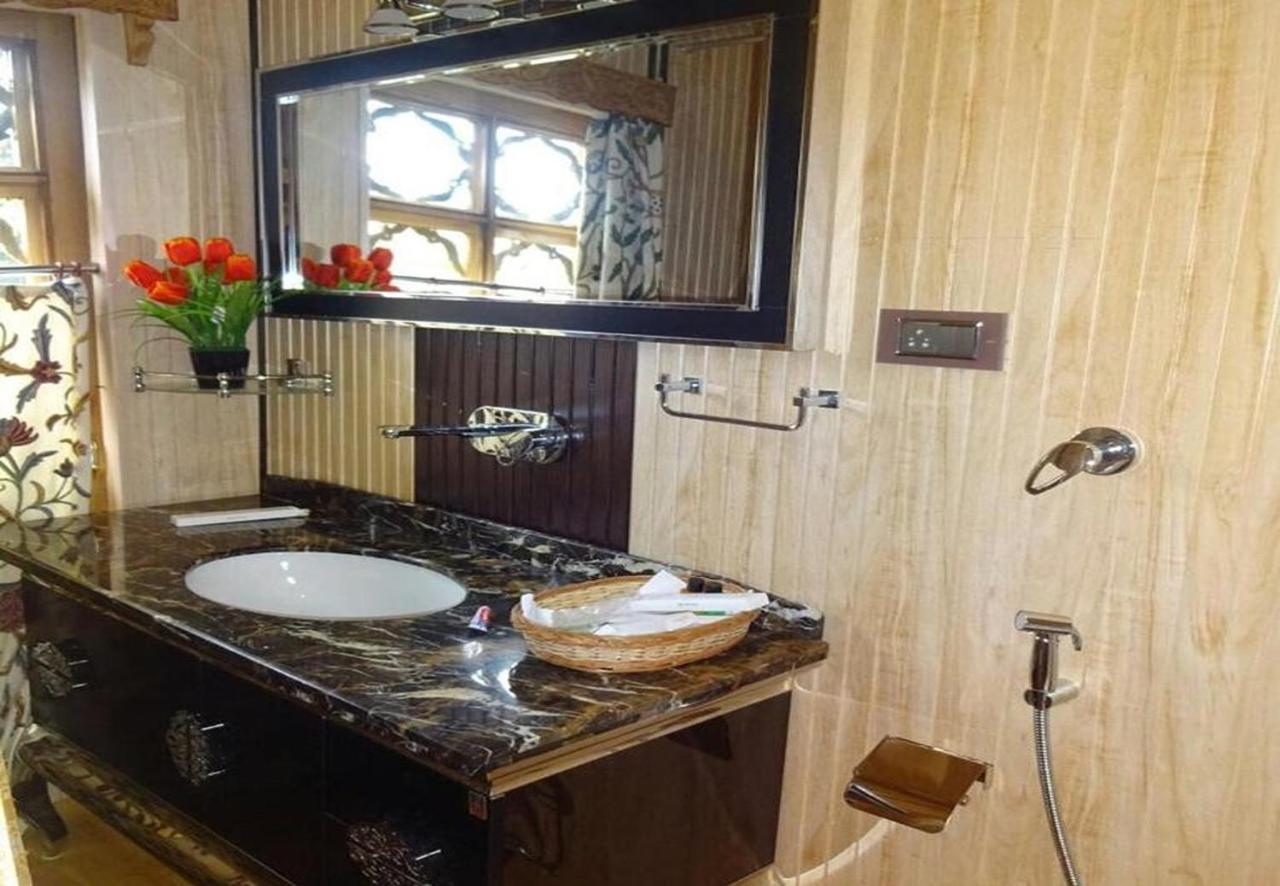 Welcomheritage Gurkha Houseboats Srinagar  Exterior photo